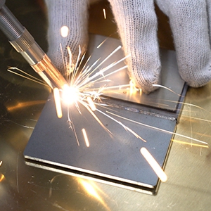 Lựa Chọn Máy Hàn Laser Phù Hợp Cho Doanh Nghiệp: Những Điều Cần Biết