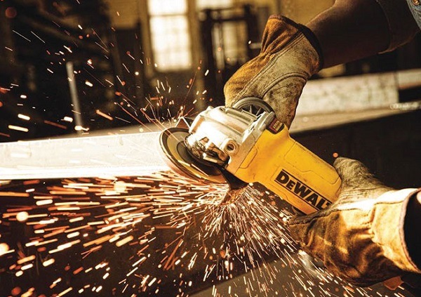 Nên mua máy pin Dewalt hay máy điện - Trải nghiệm thực tế