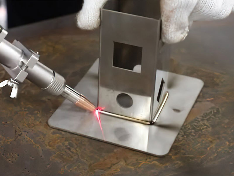 Tia laser trong máy hàn được tạo ra như thế nào?