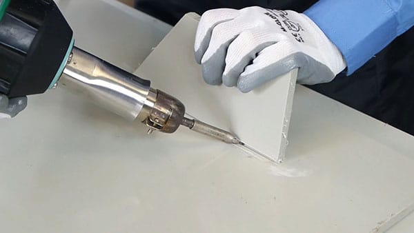 Máy hàn laser có thể hàn nhựa hoặc các vật liệu phi kim loại không?