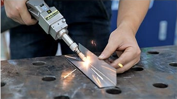 Có những loại nguồn laser nào được sử dụng trong máy hàn?